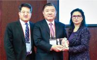Chen Zhu receiving an award.